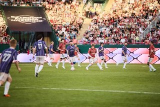 В Москве на футбольном матче BetBoom Медиа Класико между командами стримеров и блогеров побили рекорд РЖД Арены после реновации — 23 899 человек Одновременно стрим смотрело более 360 000 человек — это рекорд медиафутбольных матчей в России. Победу в матче 