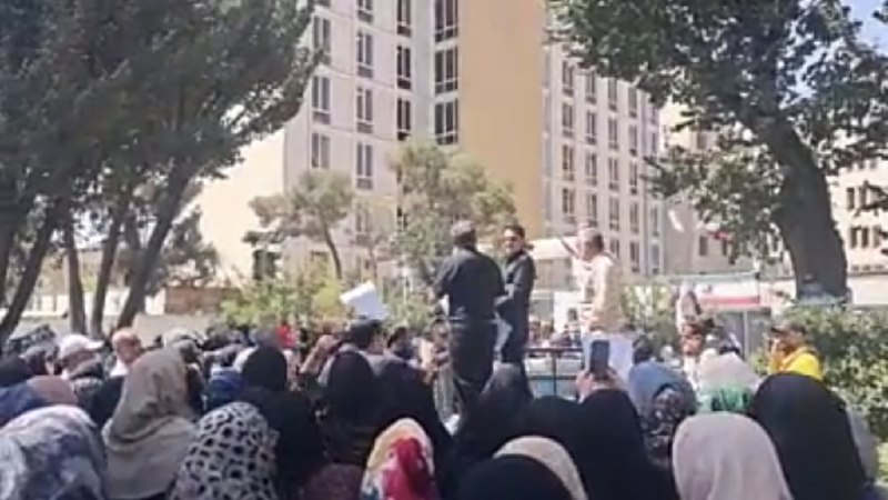 "אני מוציא את החסכונות שלי רק כדי לשרוד": המשבר הכלכלי של איראן מעורר מחאות חדשות