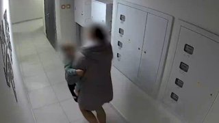 בנובוסיבירסק, גבר שהיכה את אשתו וילדו ברח עם קנס ושוחרר במתחם המגורים "Raztsvetay na Zorge", בן 48 שהורשע ב…