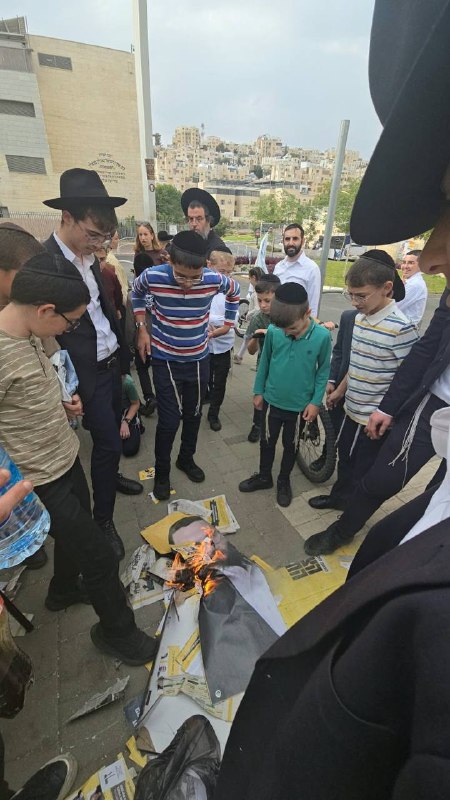 ונדליזם של כרזות מפלגת "הקהילה היהודית" במודיעין שליד ירושלים.