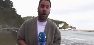 דיווח סערה חי: כתב ספרדי סחף על ידי גל ענק בספרד, גל ענק אפף צוות צילום שסיקר סערה, כך דיווחה התקשורת המקומ…