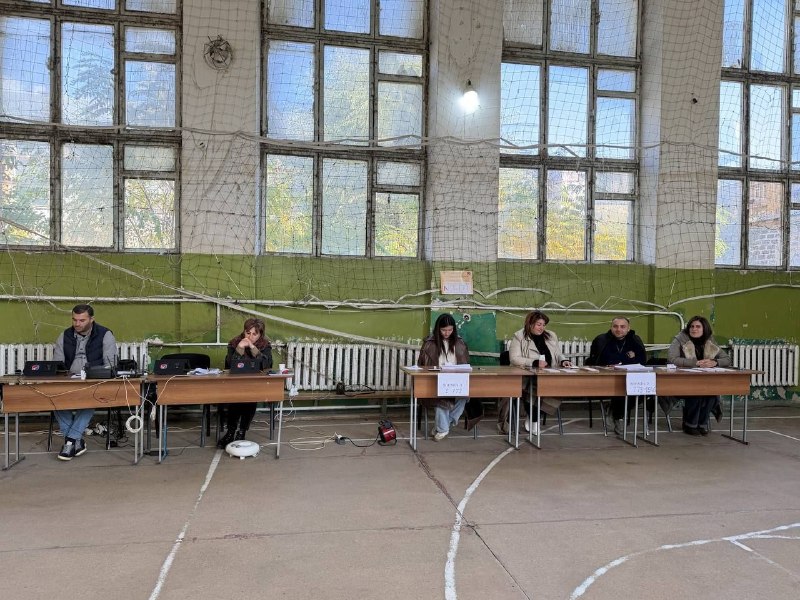 בקלפי מס' 26/29 נאלצים חברי הוועדה לעבוד בבגדים עליונים הקלפי ממוקמת בחדר הכושר של בית הספר, שם נשברת הזכוכ…