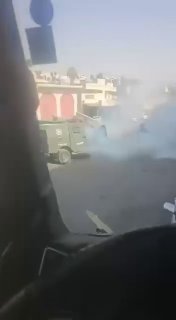 הרגע שבו התפוצצה פצצת גז בידו של חייל כיבוש במהלך ההסתערות על העיירה אל-ראם, מצפון לירושלים הכבושה.