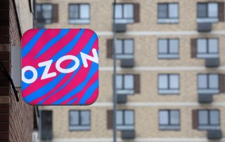 Ozon на фоне ударов ВСУ начнет хранить и продавать товары прямо из пунктов выдачиБолее 80 тысяч пунктов выдачи Ozon по всей России смогут работать как небольшие логистические центры. Товары продавцов будут хранить непосредственно в ПВЗ, откуда их смогут за