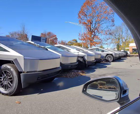 Tesla складирует непроданные электромобили на заброшенной парковке 2