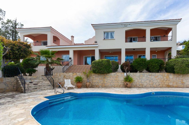 5-bed luxury villa with tennis court in Coral Bay photo 5
