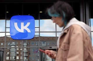 Акции VK упали до нового исторического минимума. Аналитики разошлись в оценках причинАкции VK во время торгов на Мосбирже 26 августа подешевели на 4,45% и опустились до 116,05 рубля. Это новый исторический минимум. Одновременно индекс Мосбиржи снижался на 