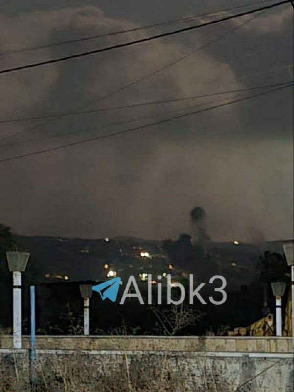 Ali Bk - ترجمه🇮🇷: حملات در جنوب لبنانحمله هوایی اشغالگران به شهرک منصوری در جنوب لبنان.