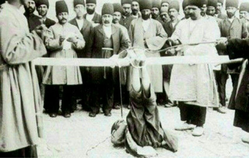 کمی تفکر: در زمان قديم چپ دستها را فلك میكردند! دست چپ در باور علماء برای طهارت بود و معتقد بودند نبايد اسماء خدا را با دست چپ ن