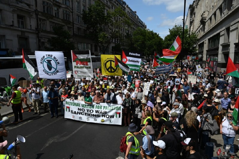 جهان تسنیم: خروش هواداران فلسطین در انگلیسوبگاه میدل است مانیتور: 🔹ائتلافی متشکل از 6 گروه حامی فلسطین از دولت انگلیس خواست علیه نسل