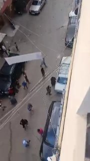 ילדה כבת שנה נפלה מהקומה השישית באבו סמרה, שם פגעה בסככת פלסטיק שהקלה על חומרת נפילתה. היא סבלה משברים.
