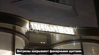 לקראת הפגנות המוניות, חנויות יוקרה מגנות על הבוטיקים שלהן באמצעות בריקדות עץ ענקיות". ברלין מתכוננת לגרוע מ…