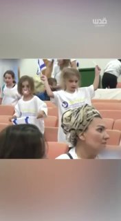 הרגע שבו הגיעו קבוצות של משפחות צרפתיות ממוצא יהודי לנמל התעופה בן גוריון, לקראת העברתם ויישובם מחדש בהתנחל…