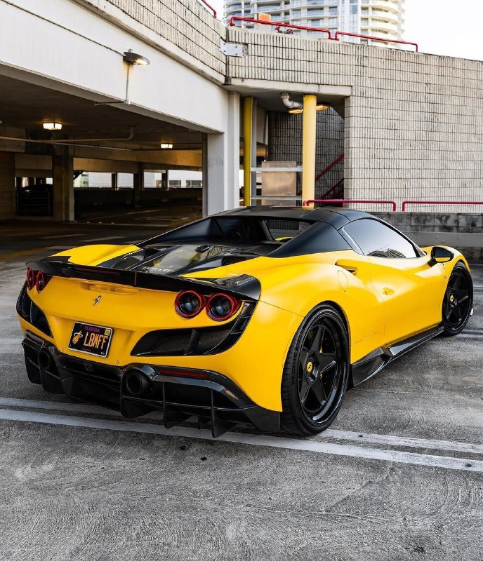 Ferrari F8 Spyder 3