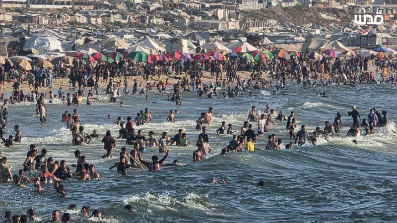 המוצא היחיד בצל החום הקיצוני, המצור והעקירה: תושבי עזה מנצלים את רגעי סוף השבוע כדי לבלות בחוף הים של עזה.