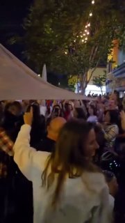 סרבים הם סרבים. אפילו התור בן השעות בקלפיות בלוס אנג'לס הופך בהכרח לסניף של קפאנה בלגרד עם שירים וריקודים…