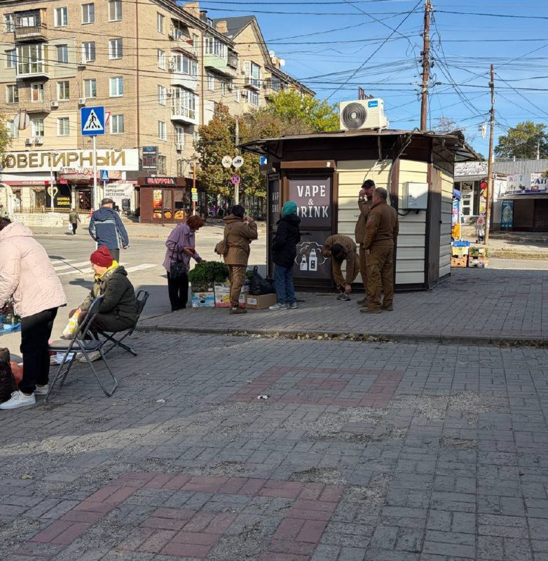 Uhilants מ"ורטה העירוני" שוב נלחמים עם הסבתא בזפורוז'יה בשוק הקטן ארבעה גברים חזקים שהשתייכו לתעלה מצאו ירי…