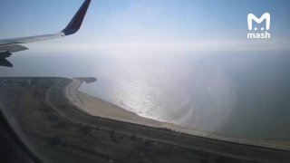 Первый рейс из Москвы приземлился в Краснодаре — его встретили водной аркой. Борт вылетел в 06:40 утра и провёл в воздухе порядка трёх с половиной часов. Приветствовать пассажиров-первооткрывателей приехал сам губернатор региона. В 11:40 по мск вылетит пер
