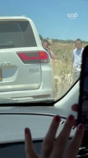 סצינות של מתנחלים תוקפים צוות של CNN בעיירה סינג'יל, צפונית לרמאללה, ופוגעים בצמיגי רכבם.