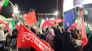🎦 הלילה ה-186 ודגלי איראן המונפים בקומה השנייה של סדגיה, טהראן