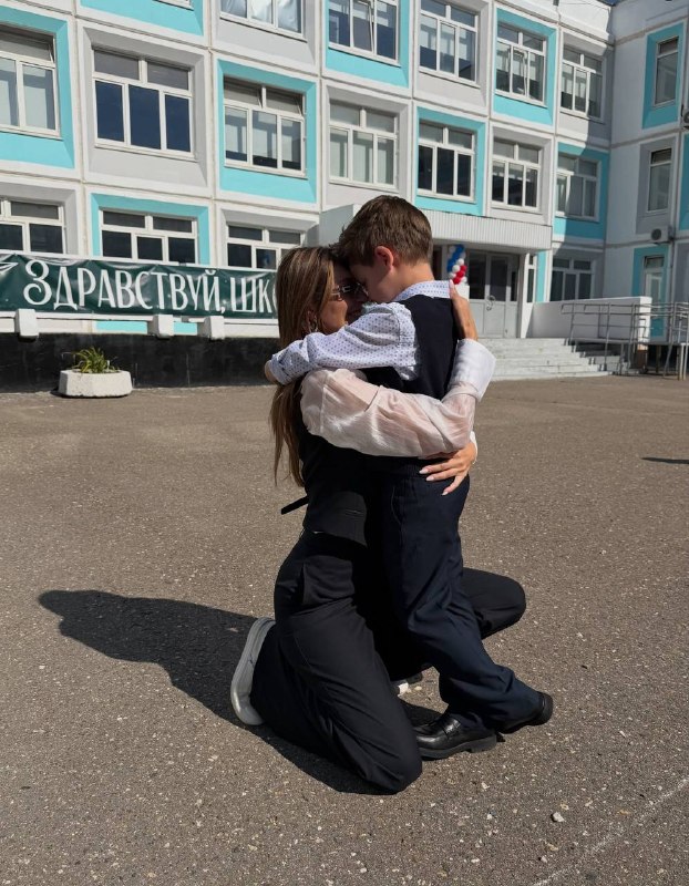 Саша Савельева отдала сына Леона в школу в Москве.