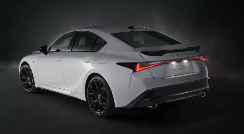 Lexus IS обновили: спортивный седан обзавёлся новым дизайном, доработанным интерьером и эксклюзивной 2