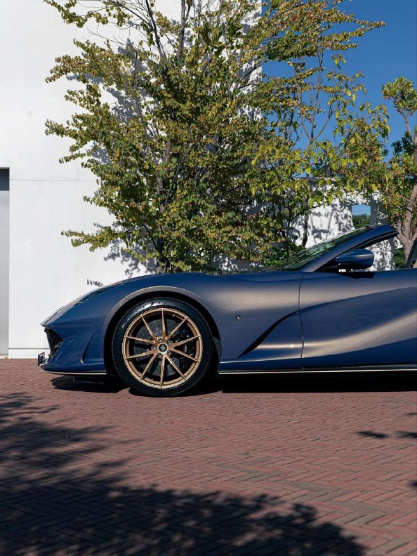 Tailor Made Ferrari 812 GTS в цвете Blu Elder 5