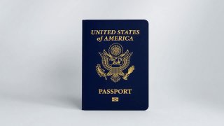 В США выпустят лимитированную серию паспортов с изображением Трампа на внутренней стороне документа, сообщает Белый дом.Акция приурочена к 250-летию страны, которое будет отмечаться 4 июля. Всего будет выпущено от 25 до 30 тысяч паспортов с изображением Тр