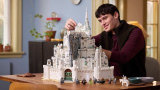 LEGO показала свой самый большой набор по «Властелину колец»Миниатюрная крепость Минас Тирит состоит аж из 11 377 деталей и включает в себя как экстерьер цитадели, так и некоторые внутренние помещения вроде тронного зала. В комплекте также есть фигурки зна