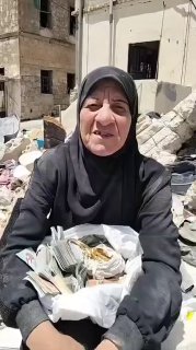 חג'ה אינעם שיבלי מהעיירה אל-בזוריה הצליחה למצוא את הכסף ותכשיטי הזהב החסרים מתחת להריסות ביתה ההרוס.