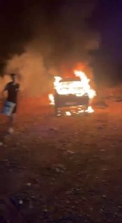 סצנות נוספות של מתנחלים שורפים כלי רכב פלסטינים במהלך תקיפתם באזור המזרחי של העיירה ביתא מדרום לשכם.