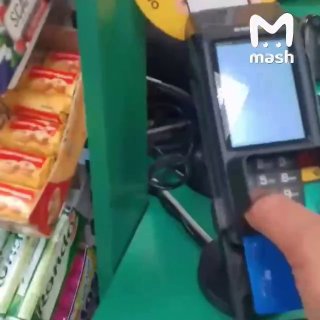 Перекупов бензина спалили на АЗС "Роснефть" в Москве. Со слов автора видео, сотрудники заправки не запрещали им наполнять цистерну полтора часа, а другим устанавливали лимит на топливо.тот самый мем-заголовок про "отсосите"❗ Не грузятся фото и видео? Читай