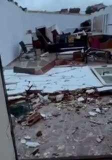 התרחשות סערה קשה באזור פוליה באיטליה בעיר ויקו דל גרגנו, השוכנת במחוז פוליה באיטליה, רוחות חזקות פגעו במבני…