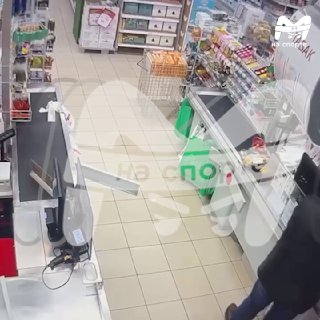 Тренер DDX Fitness ударил в живот девушку в Ярославской области. Якобы из-за того, что та не пропустила его спутницу.Коуч с подругой выходили из магазина в Рыбинске. Где, как они посчитали, его девушке не уступила дорогу покупательница. После чего Иван Буя