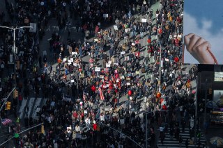 В США прошла третья волна протестов против политики ТрампаВ США состоялись третьи по счету массовые протесты против администрации Трампа в рамках акции No Kings («Нет королям»). Об этом пишут Би-би-си, WP и Reuters.Более трех тысяч митингов прошли во всех 