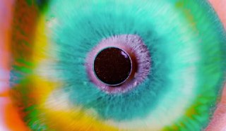 创意_创意视觉短片，如宇宙般斑斓的「眼球」这是一则创意视觉短片，通过明亮的色彩和液体化的流动画面，来表现人的「眼球」，模拟了「人眼」视觉的复杂性，抽象但极具美感。From Rus Khasanovvia 开眼Invalid media: video
