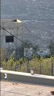 הרגע בו זרקו חיילי הכיבוש את תכולת ביתו של הפלסטיני יוסף עבד אל סלאם חסן בהר ראס אל עין בקוסרה.