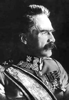 🇵🇱 В мае 1926 года Польша оказалась на грани гражданской войны. Трехдневные бои в Варшаве стоили сотен жизней, раскололи армию и заставили офицеров выбирать между присягой и верностью Юзефу Пилсудскому, которого многие считали отцом польской независимости.