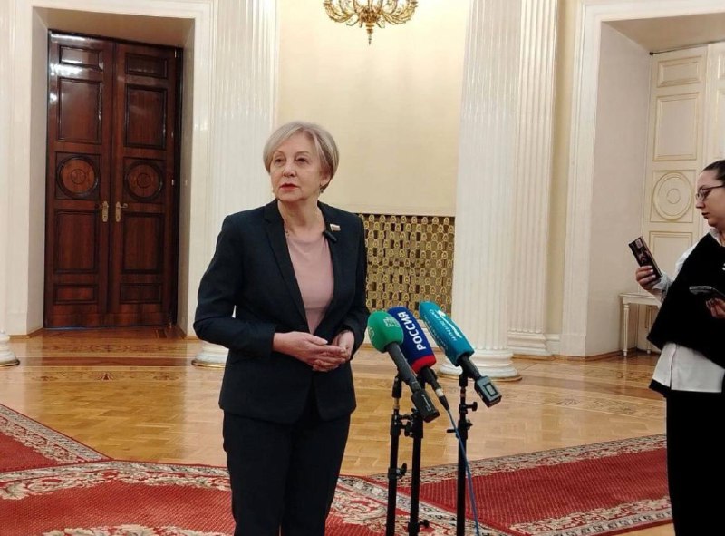 Депутата от партии «Яблока» оштрафовали за фотографию НавальногоКалининский суд Санкт-Петербурга признал виновной депутата городского заксобрания от партии «Яблоко» Ольгу Штанникову в «демонстрации экстремистской символики и атрибутики». Ей назначили штраф