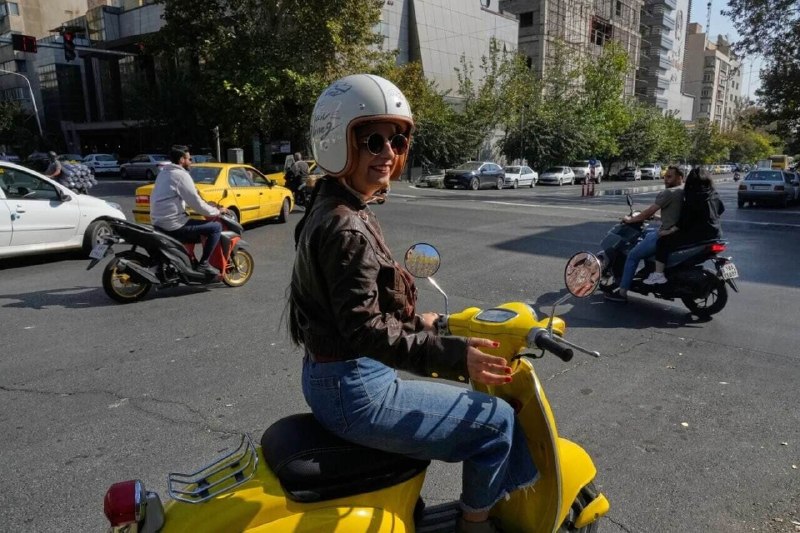 عصر ایران: مطالبه زنان موتورسوار پشت چراغ قرمز پلیس: کی گواهینامه صادر میشود؟🔹اقتصاد آنلاین نوشت: تردد روزانه بانوان موتورسوار در