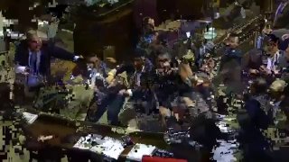 ישיבת פרלמנט בארמניה התגלגלה לקטטה בין מחוקקים ממפלגת השלטון וסגני אופוזיציה, כשהעימות נשפך מהחדר ואל המסדרון.
