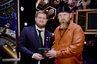 Старший сын Кадырова, 20-летний Ахмат, ко дню физкультурника стал героем Чечни. Младший, Адам Кадыров, стал героем Чечни месяц назадВесть о награждении 20-летнего Ахмата Кадырова высшей наградой Чечни — званием Героя Чечни — опубликовал Рамзан Кадыров.▪️ В