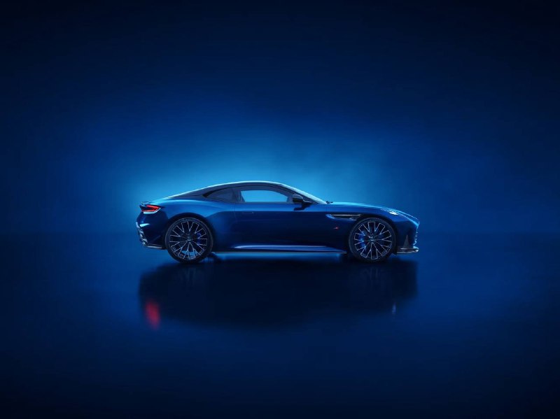 Aston Martin представил самый мощный DB12 S. Под капотом остался 4,0-литровый V8 от AMG, но теперь с 6