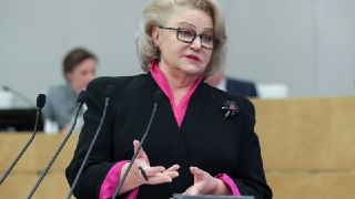 Депутат Госдумы от КПРФ Нина Останина раскритиковала вчерашнее выступление вице-премьера Новака, который заявил, что «у нас внутренний рынок обеспечен и бензином, и дизельным топливом», а «дефициты на отдельных заправках и перебои» «быстро устраняются».«Ну