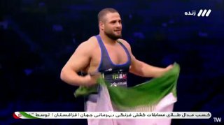 הדגל של עלי בן אבי טאליב (עליו השלום) בידיו של פרדין הדיאטי, המתאבק החזק בעולם. הדגל של "יא עלי בן אבי טאלי…