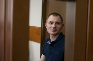 Семья Круглова попросила омбудсмена Лантратову помочь ему с медпомощью. У политика в СИЗО болит прооперированное плечо Семья зампредседателя «Яблока» Максима Круглова обратилась к уполномоченной по правам человека в России Яне Лантратовой, добиваясь оказан