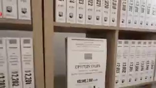 חושפת פרטים חדשים על מערכת היחסים בין הנשיא האמריקני המושחת לתיק הסחר במין של אפשטיין