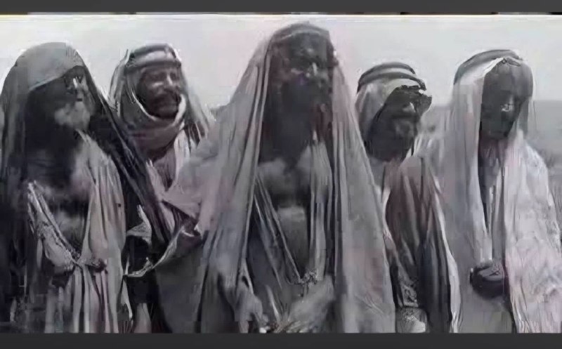 حقایق تخمی جهان: عکس ۹۰ سال قبل مردم عربستان! حالا تصور کن ۱۴۰۰ سال پیش چی بوده! @Facts_fuck