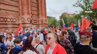 День Победы в Барселоне: ребята из бывшего СССР собирались на площади у Триумфальной арки почтить память своих близких с плакатами "Бессмертного полка", флагами и георгиевскими ленточками. Праздник пытались испортить незалежные граждане: они начали кричать