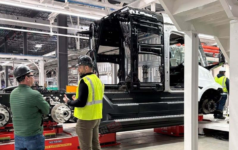 Tesla спустя 9 лет запустила серийный тягач Semi